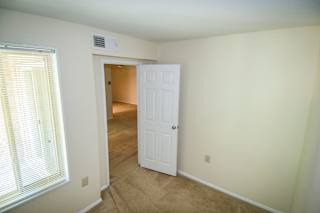 Oakton Park Two Bedroom With Den 2A Den 02