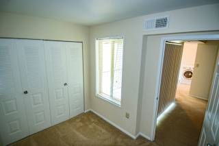 Oakton Park Two Bedroom With Den 2A Den 03