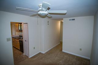 Oakton Park Two Bedroom With Den 2A Dining Area 02