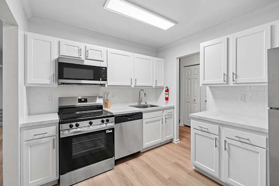 Modern Kitchen at Annapolis Roads Apartments in Annapolis, MD