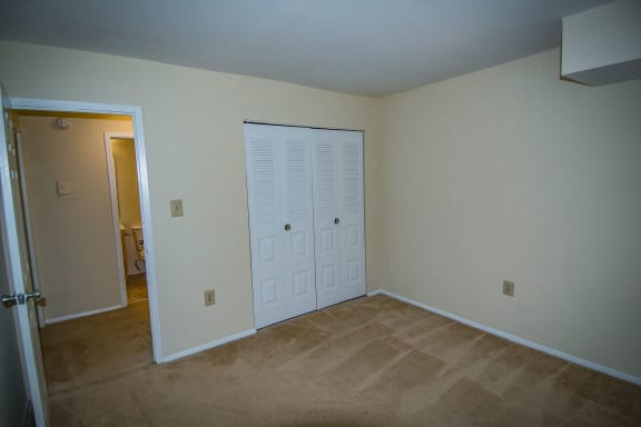 Oakton Park Two Bedroom With Den 2A Bedroom 04