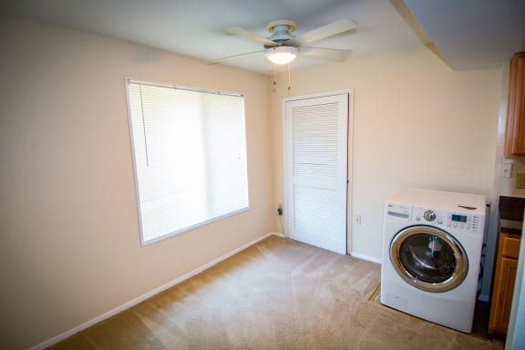 Oakton Park Two Bedroom With Den 2A Laundry Area 01