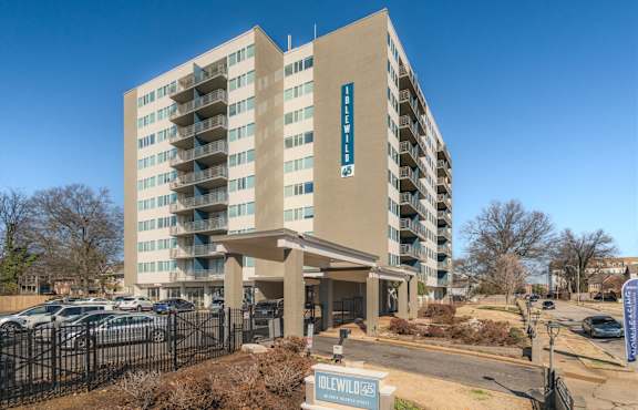 Exterior photo of Idlewild 45' building as well as parking