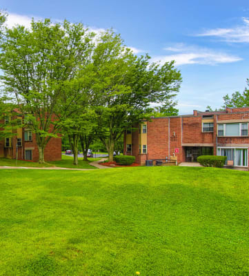 Beautiful Lawn With Landscaped Walkways Exterior Summit Apartments. 