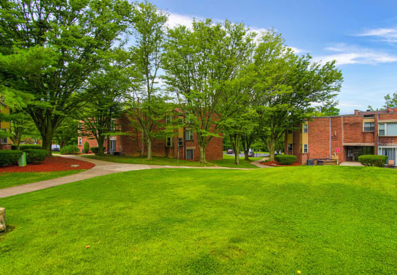 Beautiful Lawn With Landscaped Walkways Exterior Summit Apartments. 
