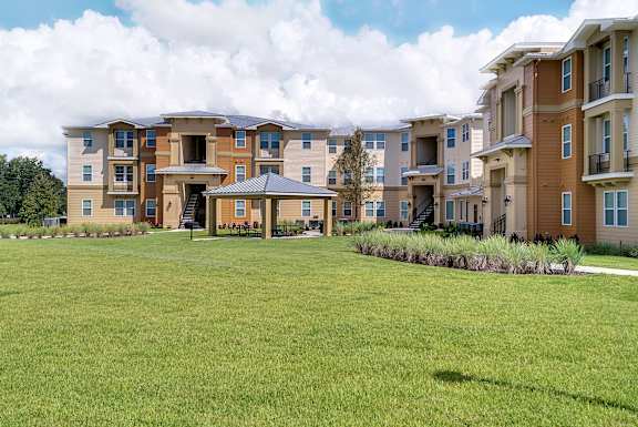 An advertisement for a limited-time app fee special offering up to $500 off move-in costs for select 3 bedroom apartment homes.