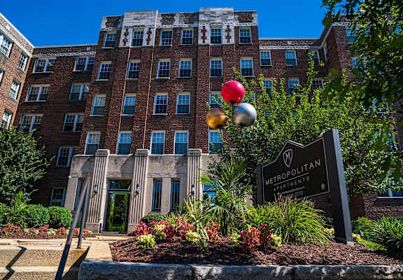 The Metropolitan Apartments Entry 01