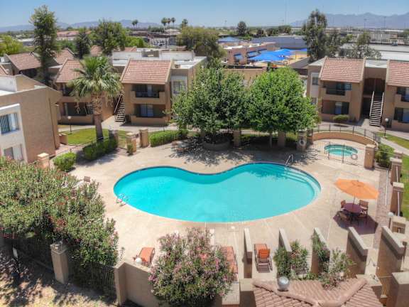 Beautiful Pool and Jacuzzi