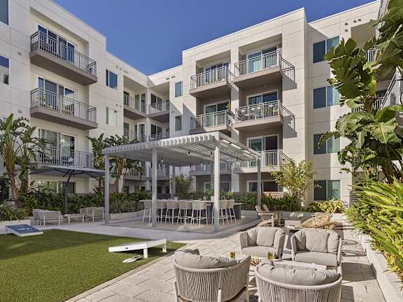 AVE Tampa Riverwalk courtyard