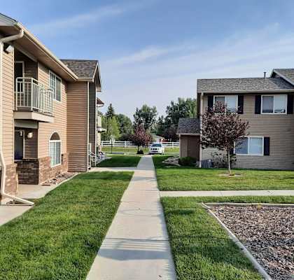 a view of a sidewalk between two apartment buildings