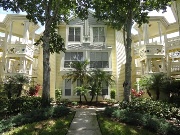 Exterior Bridgewater greenery at Bridgewater Apartments, St. Petersburg, 33716