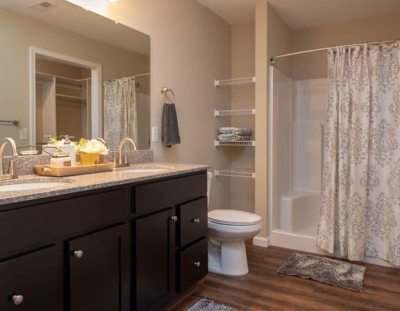 Battle Creek Michigan Apartment Rentals Redwood Living Redwood Battle Creek Bathroom