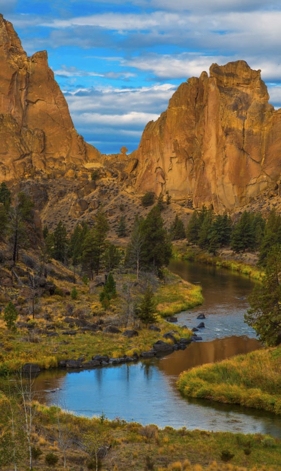 Smith Rock Park River and Mountains near Redmond, Oregon