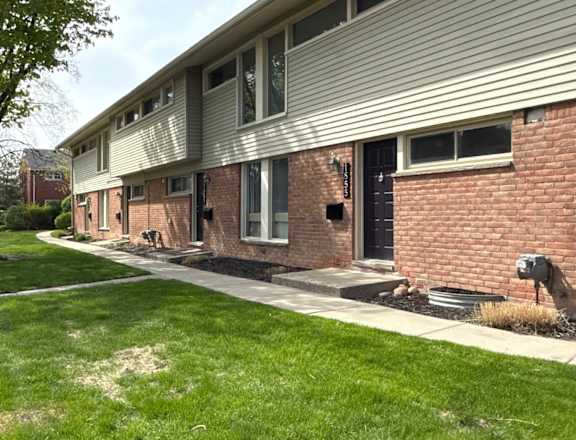 Walking Paths at Eton Square Apartments and Townhomes, Michigan
