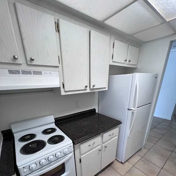 an overhead view of a kitchen with a stove and a refrigerator