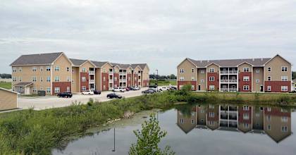 Pond With Exterior View at Deer Valley Apartments, Illinois, 61282