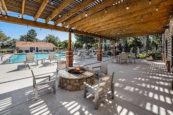 the retreat at thousand oaks clubhouse patio with fire pit and pool