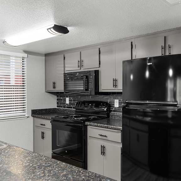 Modern kitchen with stove top oven at Redwood Cove Apartments, Chico, 95928