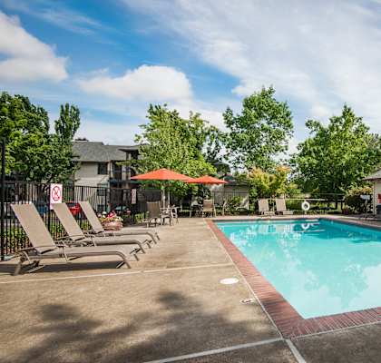 Pool area at Sunstone Parc apartments in Beaverton, Oregon 