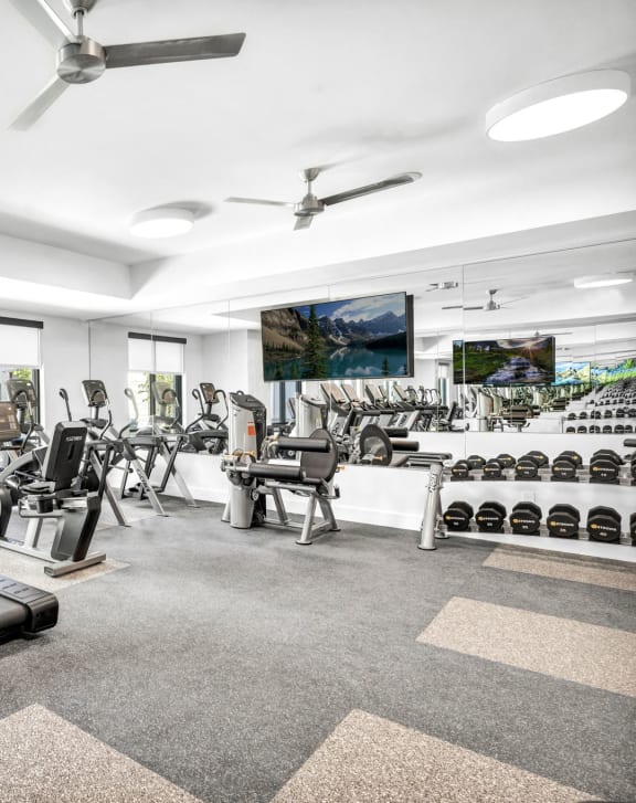 the gym at the landing at pullman apartments in pullman