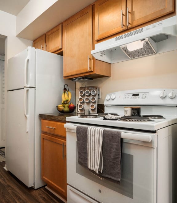 Dining Area at Dover Hills Apartments Kalamazoo MI