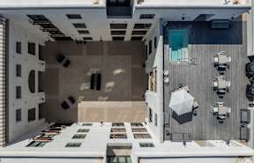 A modern house with a central courtyard and a pool.