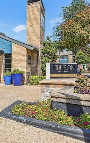 A blue building with a sign that says "Tiburon" in front of it.