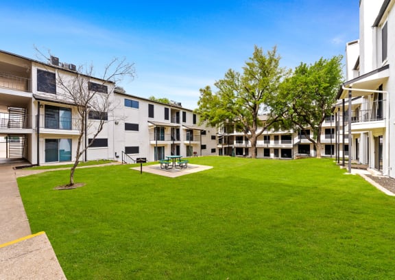 the preserve at ballantyne commons courtyard and grass