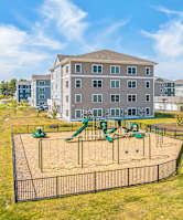 additional photo for property listing at chic digs with room to stretch out in the village 22 car