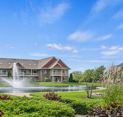 A large building with a fountain in front of it.