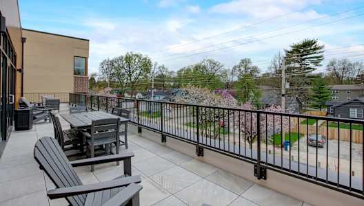the retreat at thousand oaks apartment patio with table and chairs