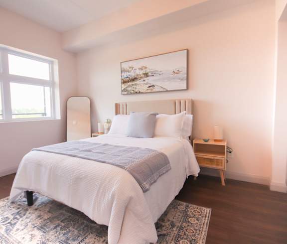 A room with a white wall and a grey floor.