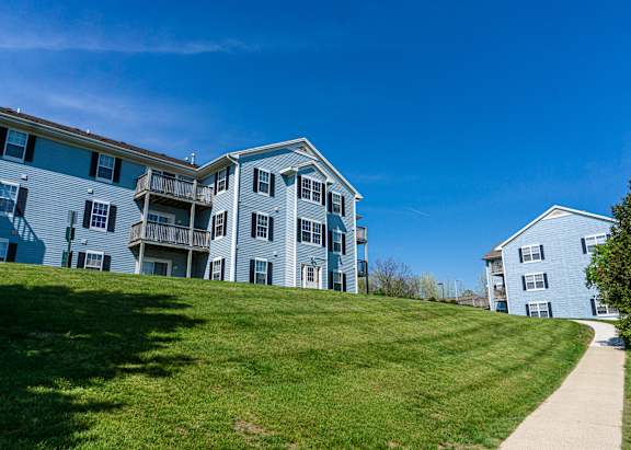 Hunters Ridge apartment buildings on a grassy hill in Kalamazoo, MI