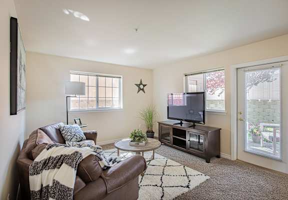 living room with a couch and a tv  at Quail Springs, West Richland, WA, 99353