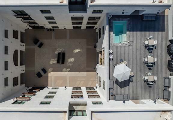 A modern house with a central courtyard and a pool.
