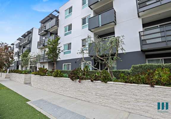 an image of an apartment building