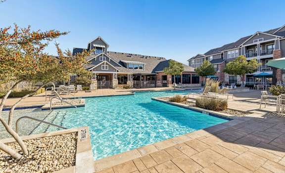 Apartment Swimming Pool at Platinum Castle Hills, Lewisville