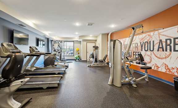 the gym at the landing at pullman apartments in pullman