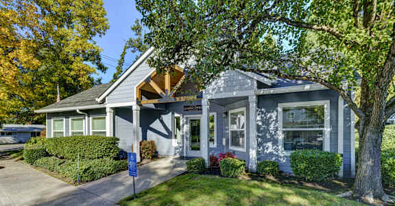 Exterior Green Space at Hampton Park Apartments, Tigard