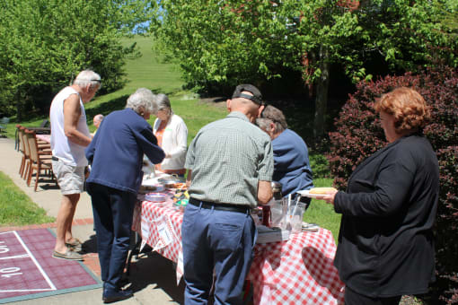 Outdoor lunch at Elison Independent and Assisted Living of Maplewood