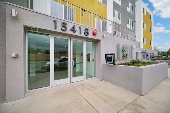 The number 15418 is displayed on a building.
