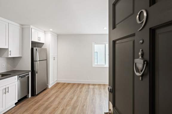 Studio Apartment with Full-Size Kitchen and Natural Light