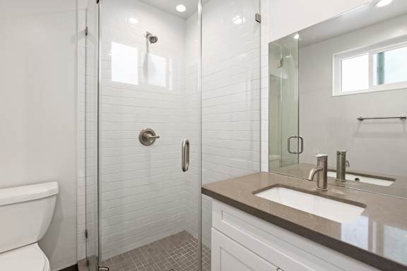Studio Apartment with Full-Size Bathroom and Stand-Up Shower