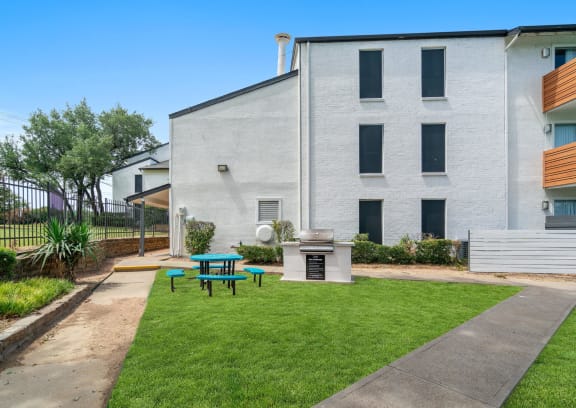 the preserve at ballantyne commons courtyard and grass