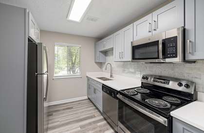 the preserve at ballantyne commons apartment kitchen with stainless steel appliances