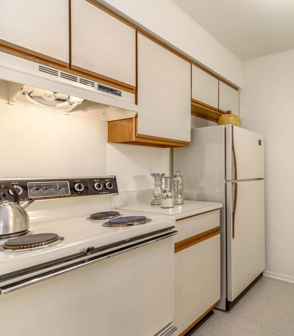 Dining Area at Dover Hills Apartments Kalamazoo MI