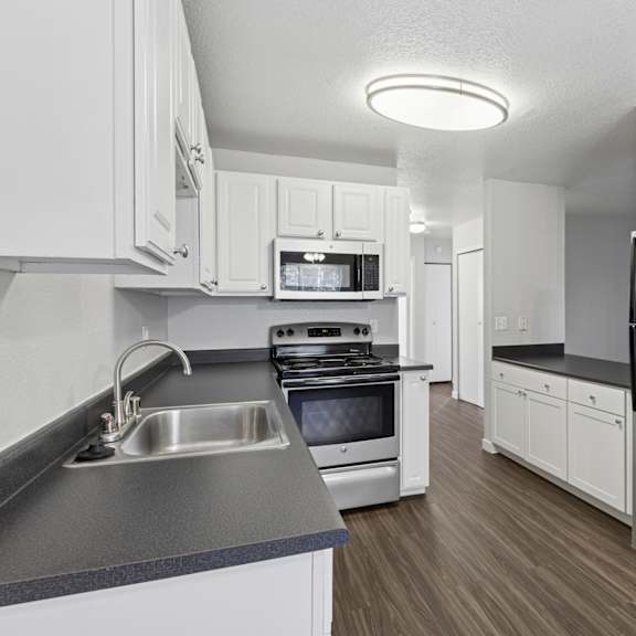 Nickel Creek Pet Friendly apartments in Lynnwood kitchen with stainless steel appliances