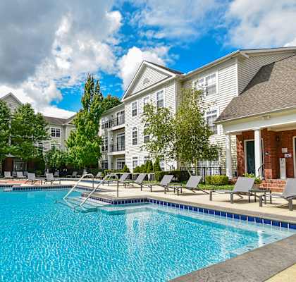 Resort style pool at Central Park Apartments Columbus, OH 43235