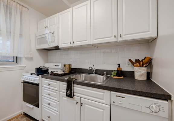 Quebec House classic studio kitchen at Quebec House, Washington