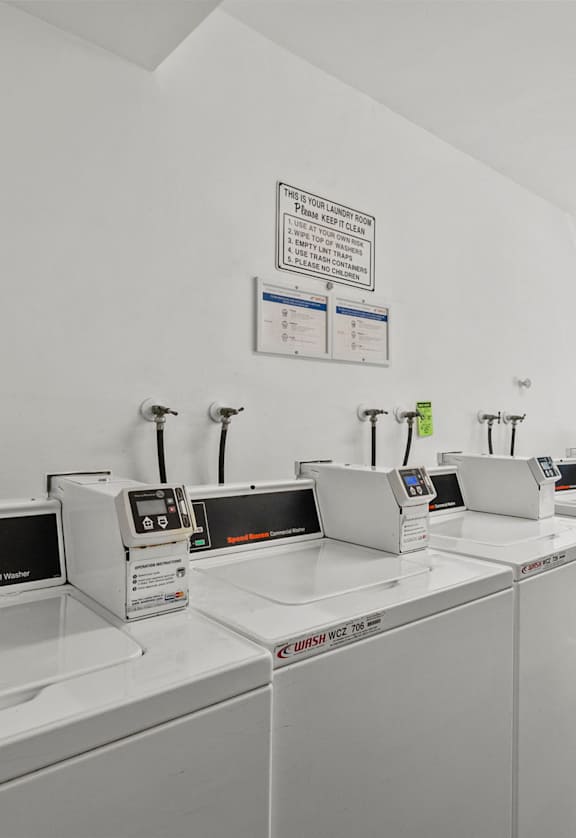A laundry room with washers and dryers at Carrillo